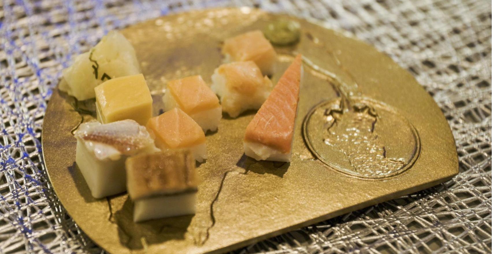 地元案内人と行くスナックハシゴ旅
はじめての富山の夜の文化体験 ― 寿司と人情の夜 ―