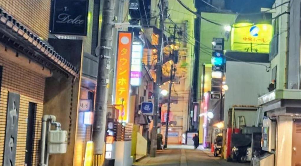 地元案内人と行くスナックハシゴ旅
はじめての富山の夜の文化体験 ― 寿司と人情の夜 ―