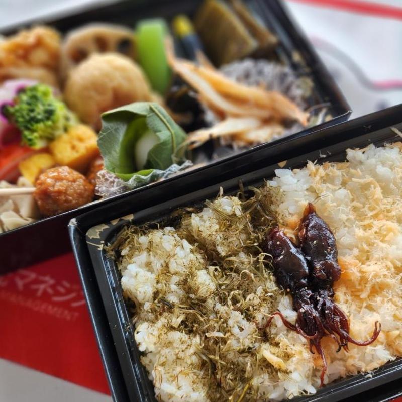 【高低差4,000mが生み出す特殊な世界を体験】
富山湾の神秘「ホタルイカ」と雪の大谷探訪ツアー