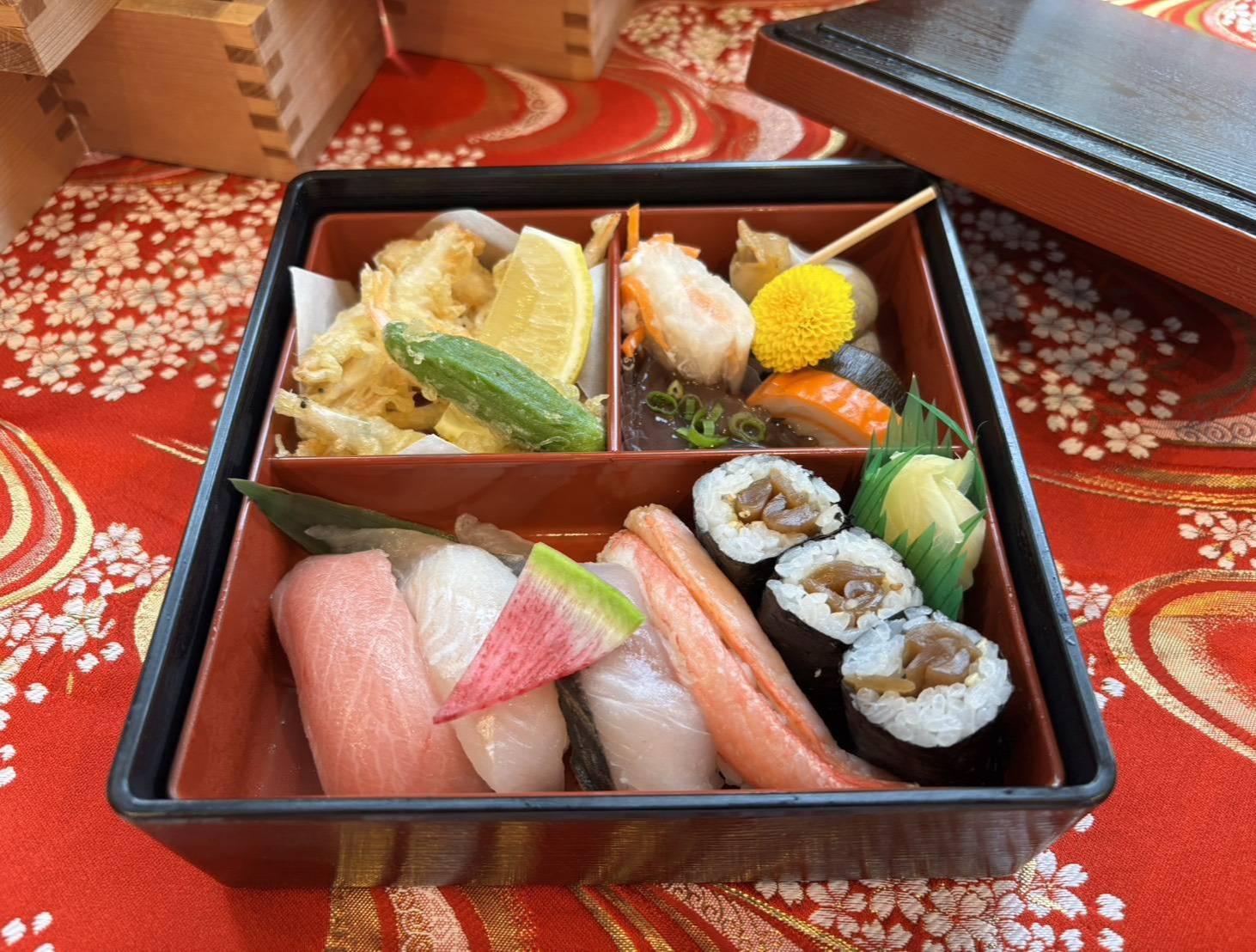 地元案内人と行くスナックハシゴ旅
はじめての富山の夜の文化体験 ― 寿司と人情の夜 ―