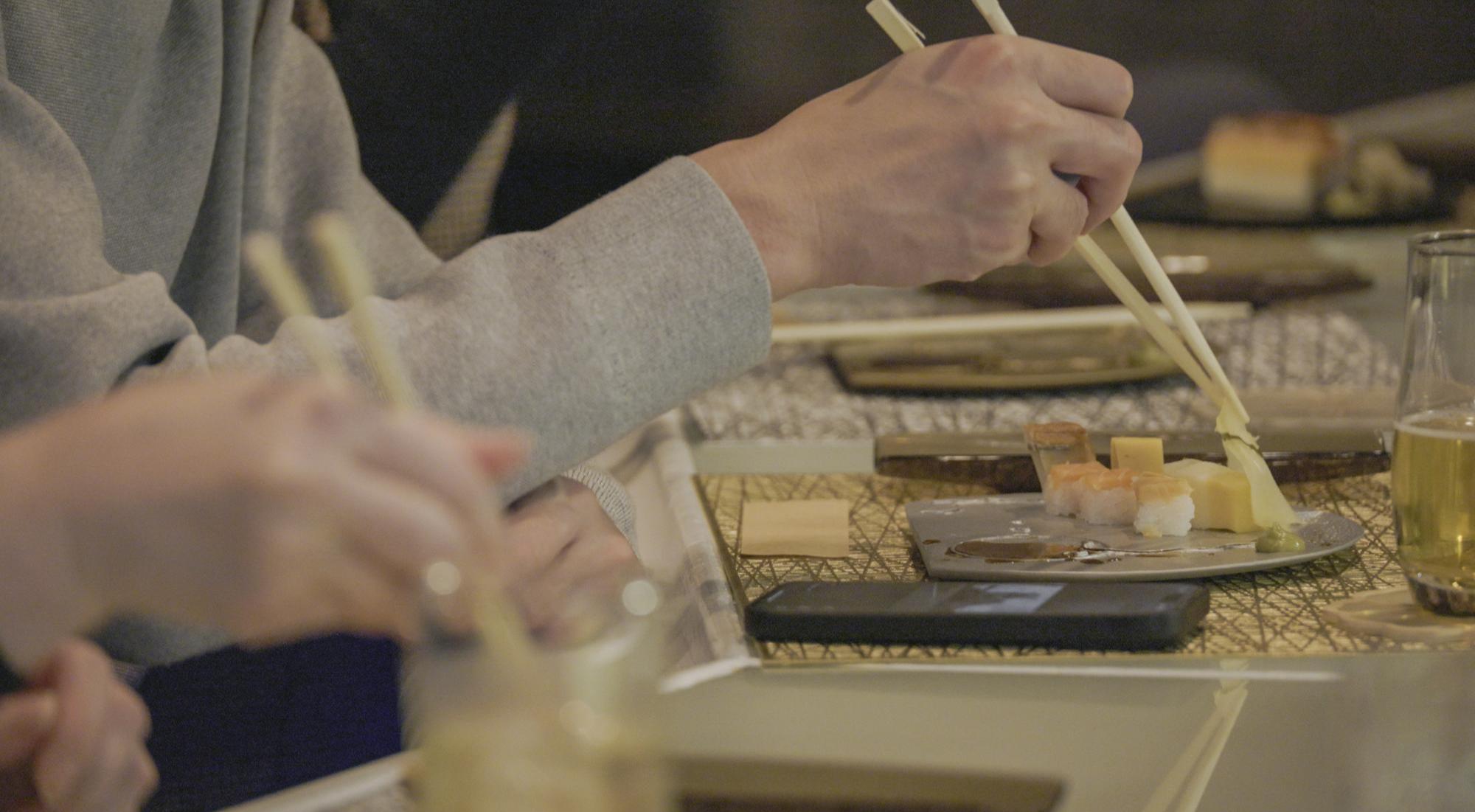 地元案内人と行くスナックハシゴ旅
はじめての富山の夜の文化体験 ― 寿司と人情の夜 ―